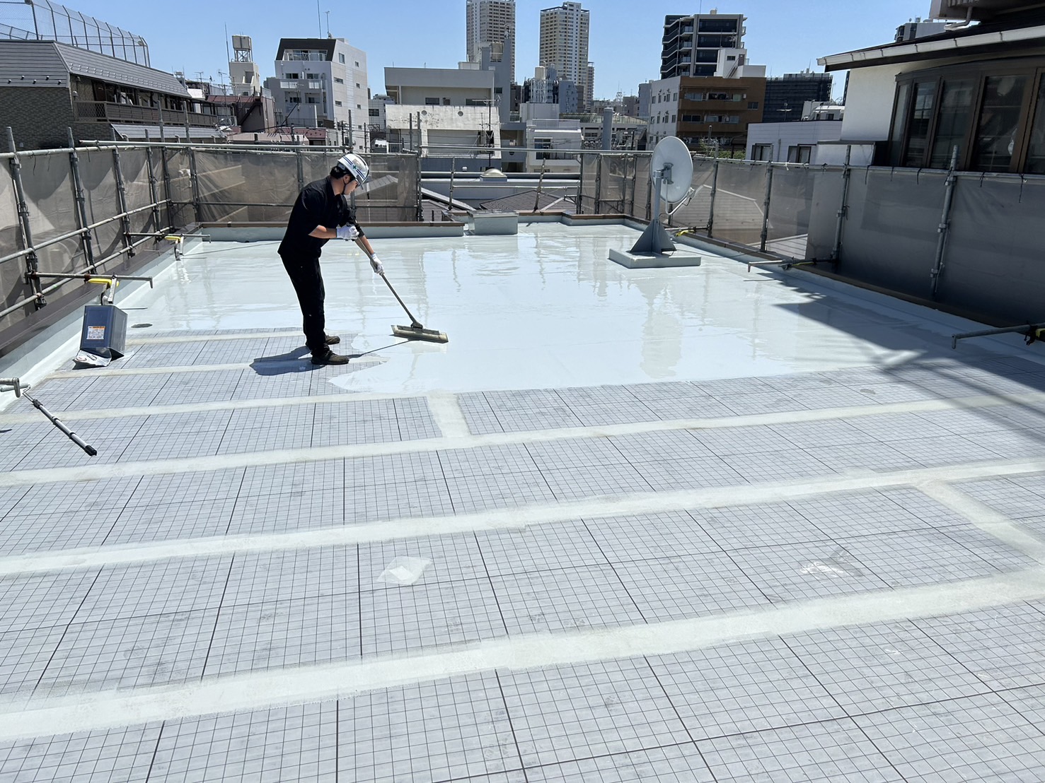 マンションの屋上防水の施行中