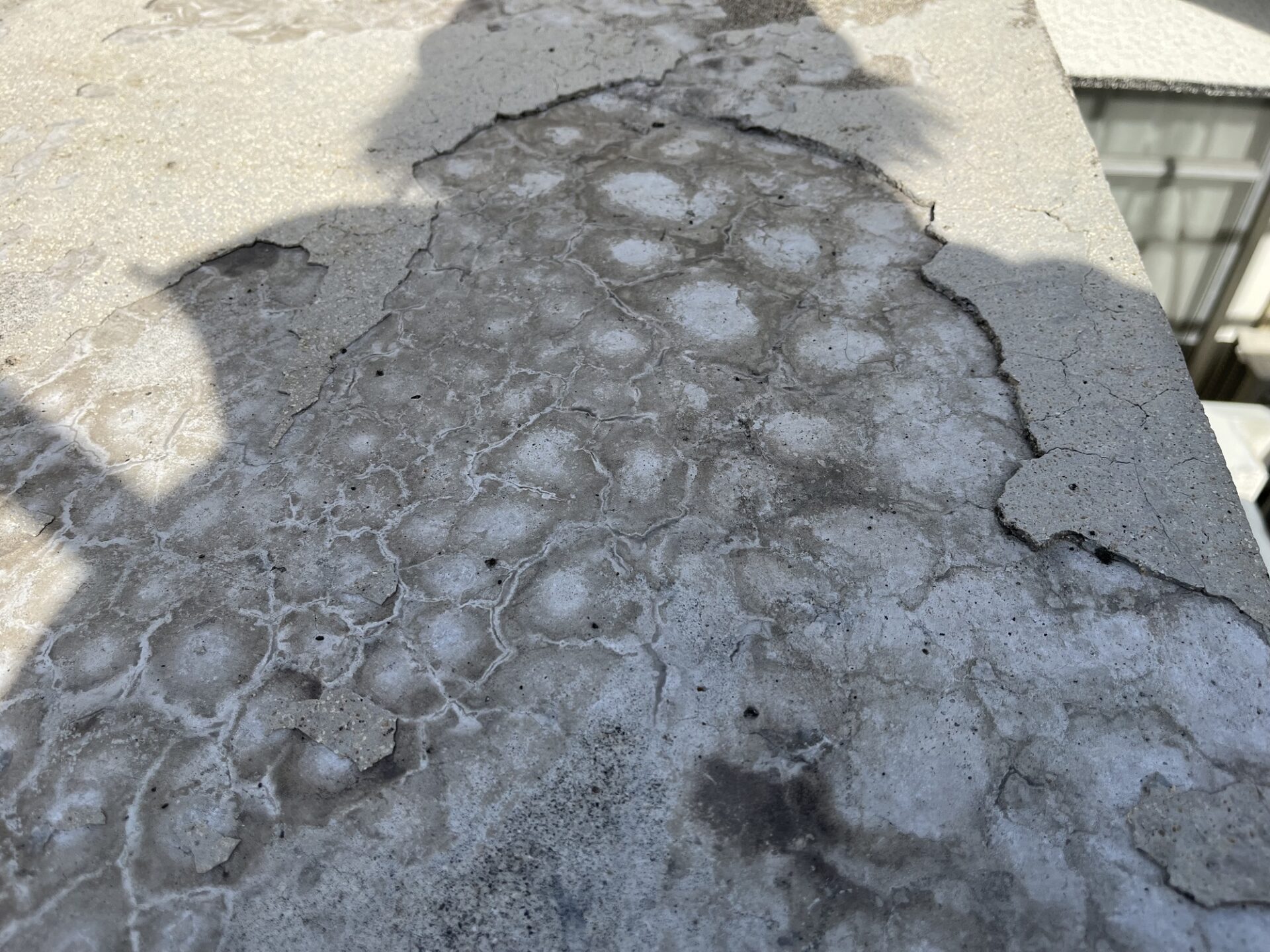 防水塗膜の劣化によるコンクリート屋上雨漏り