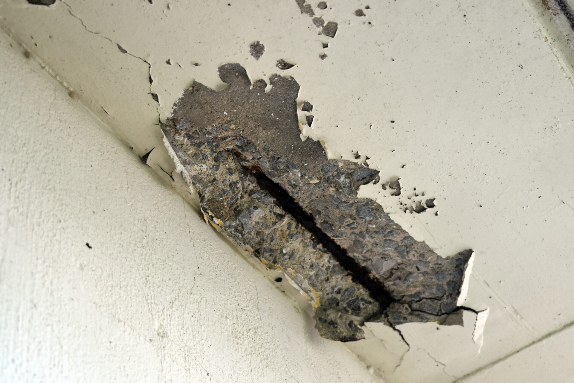 コンクリートの屋上雨漏りによる爆裂