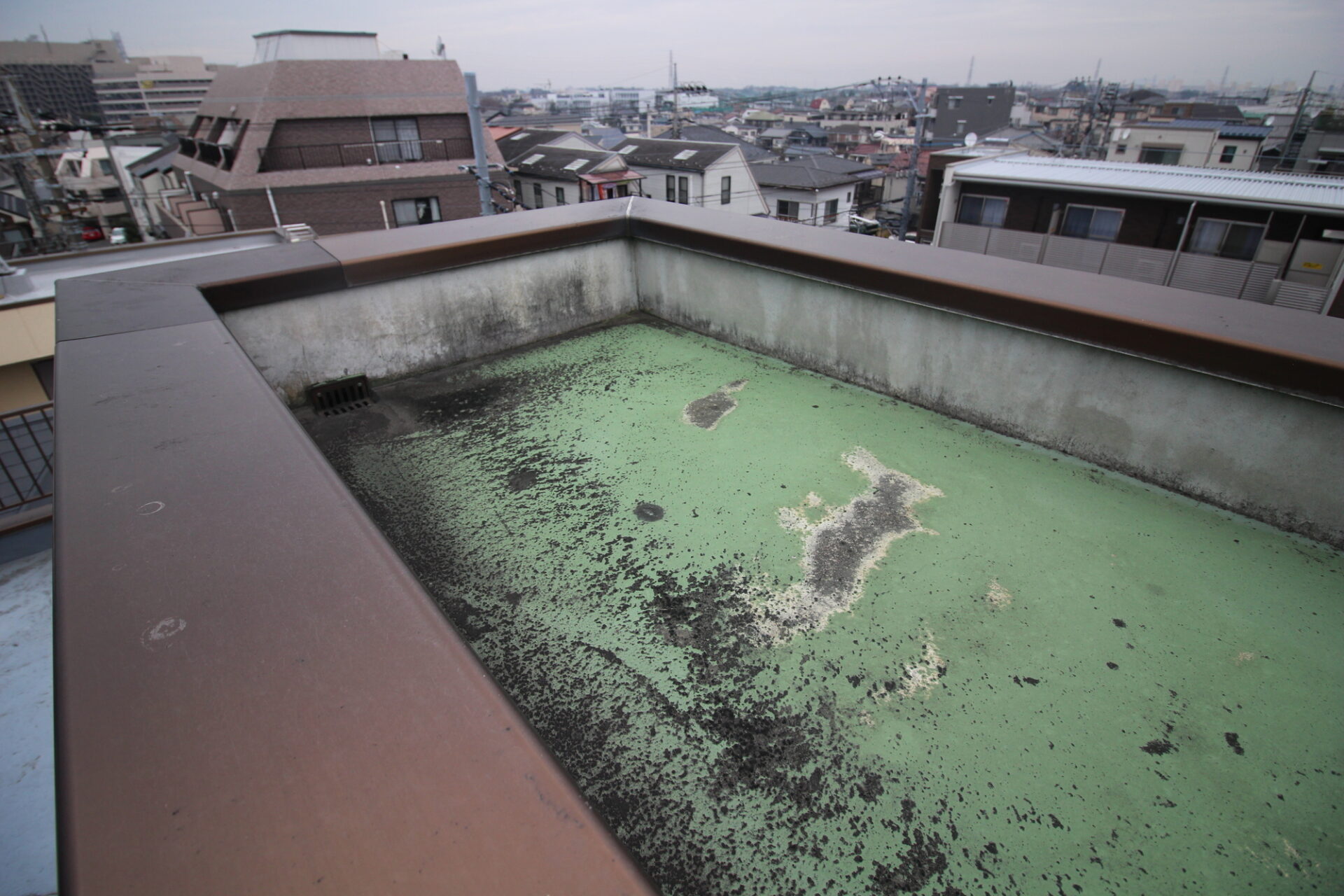 コンクリート屋上の笠木からの雨漏り