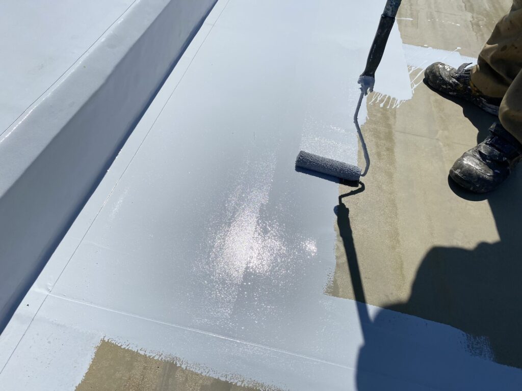 シート防水のトップコート塗り直し