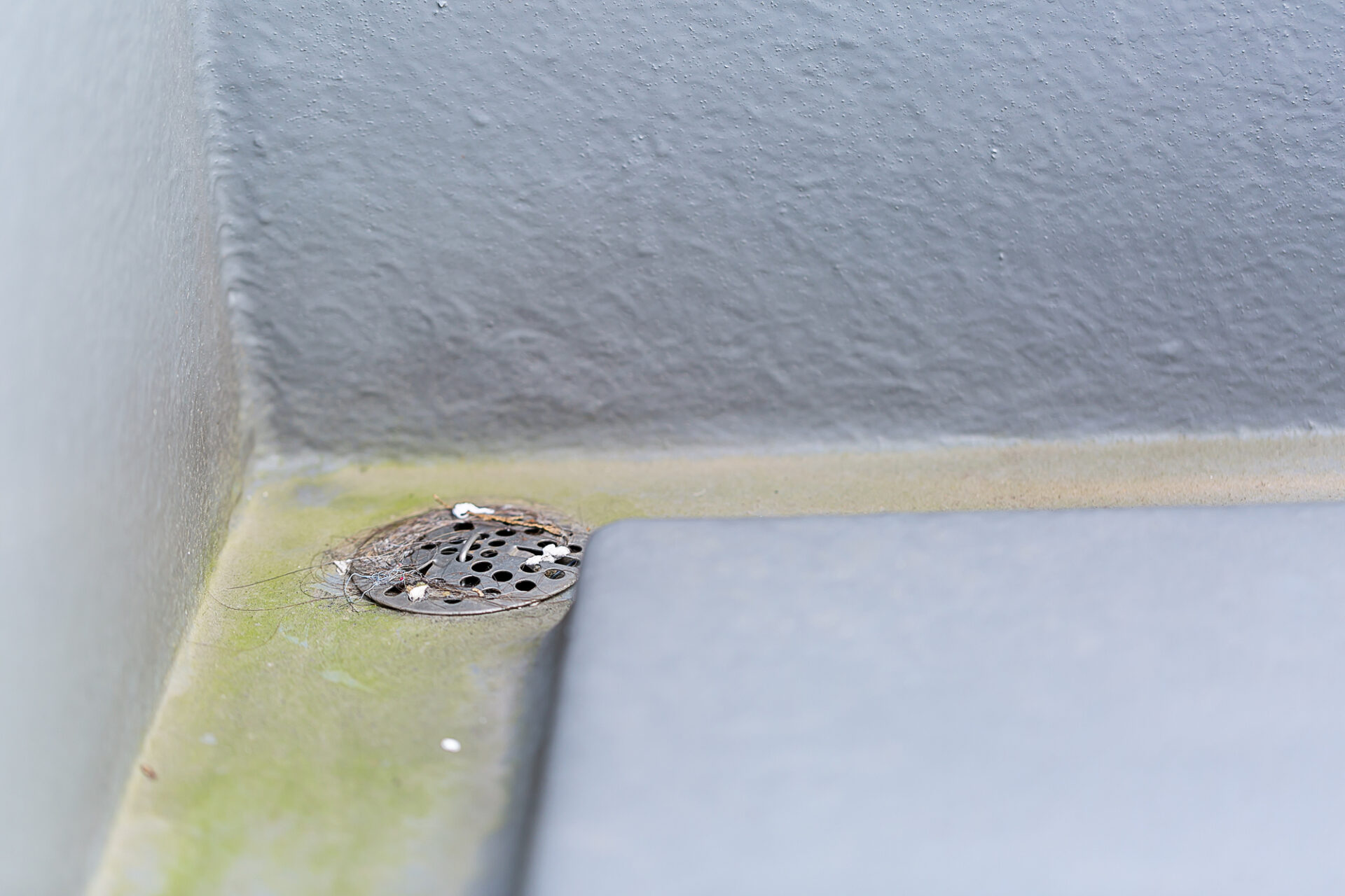 排水溝のつまりを予防するメンテナンス方法