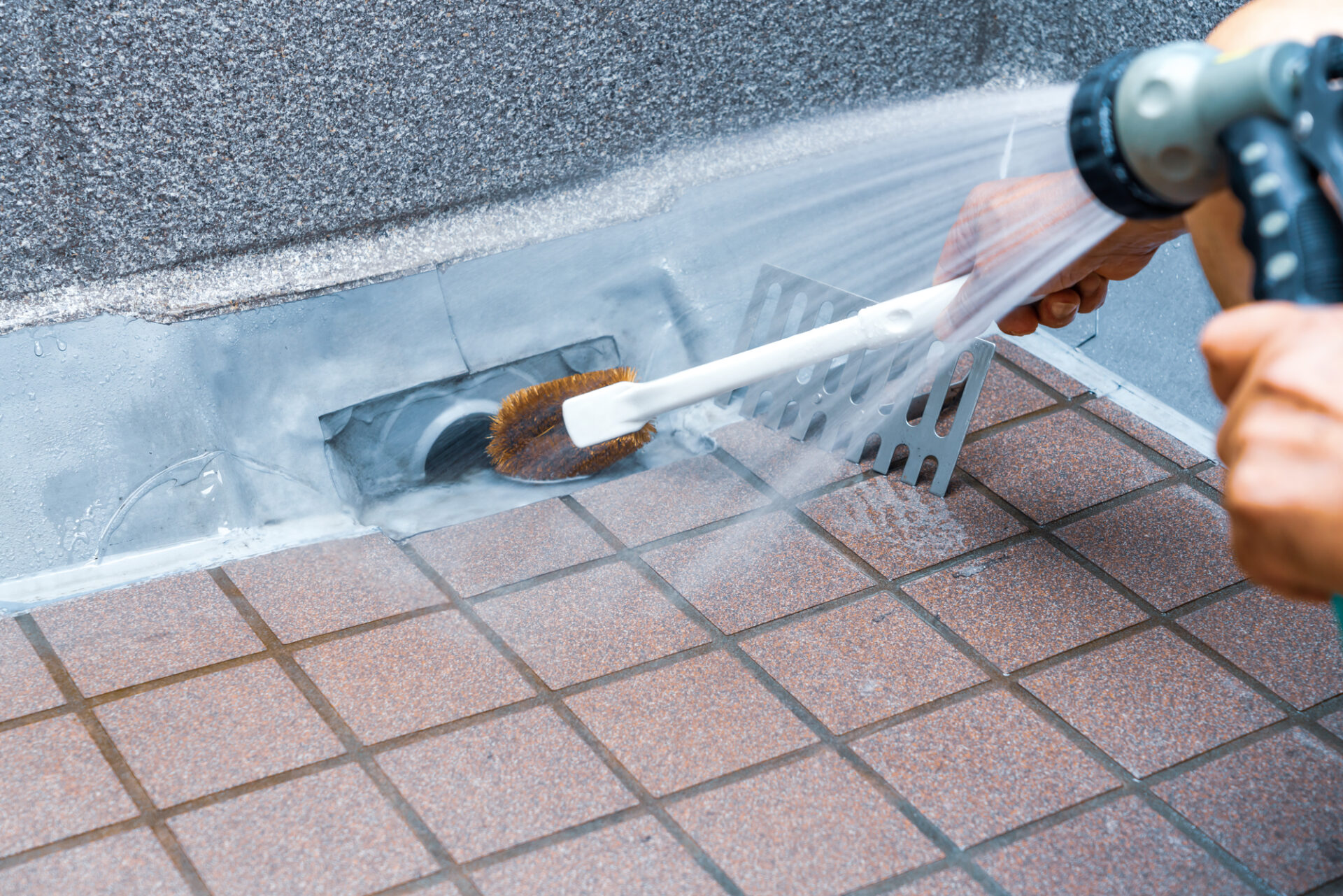 自分でできるベランダ排水溝のつまり解消方法