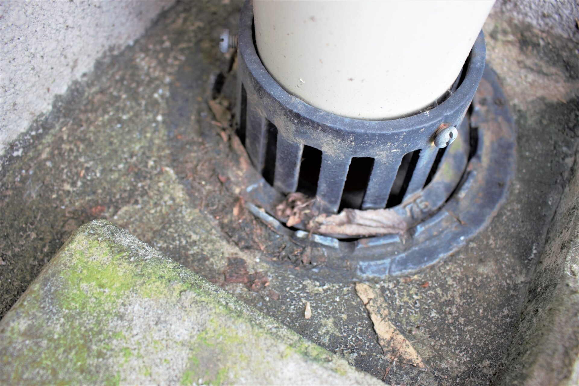 ベランダ排水溝がつまる主な原因