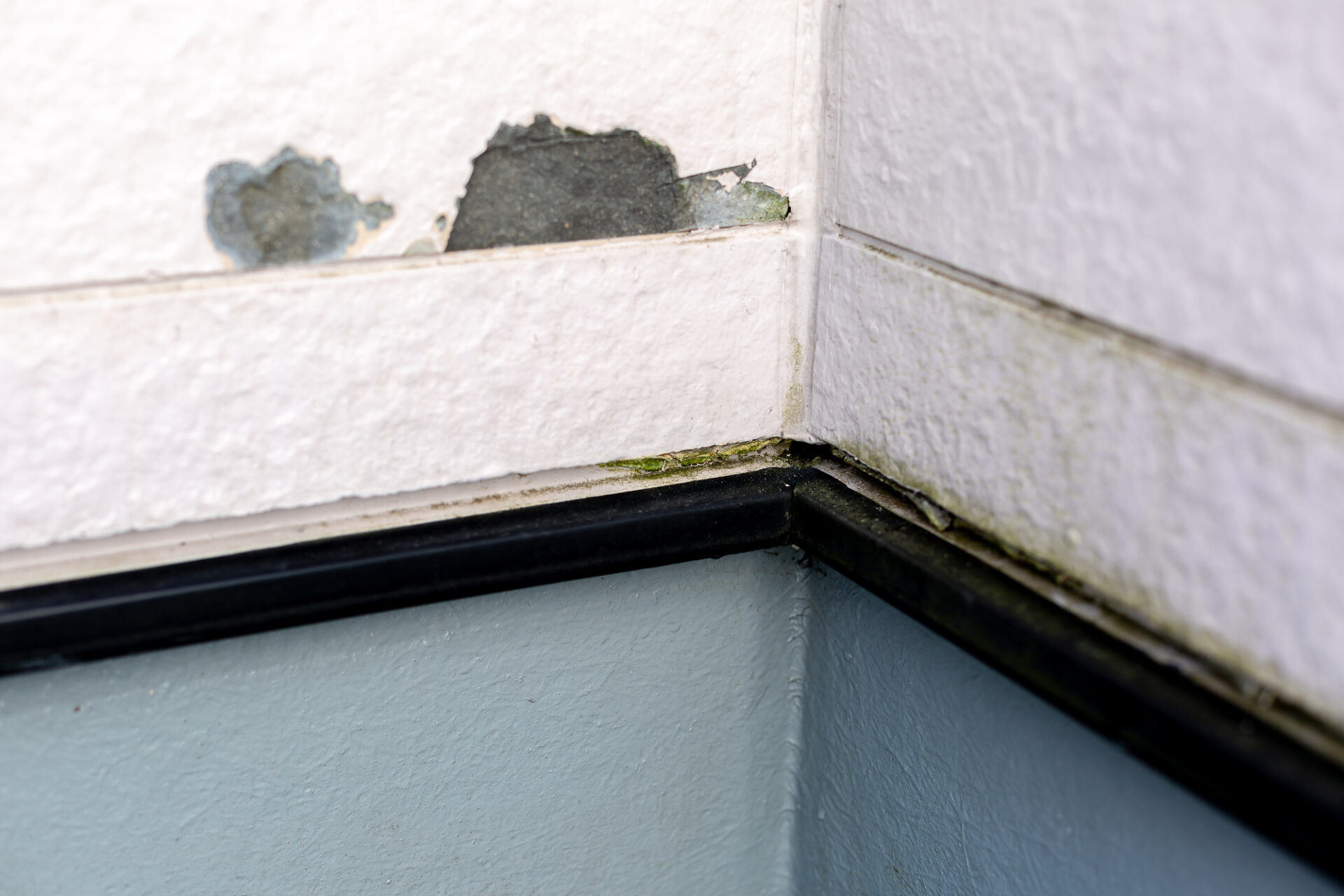 ベランダ塗装の剥がれ補修にかかる費用の目安