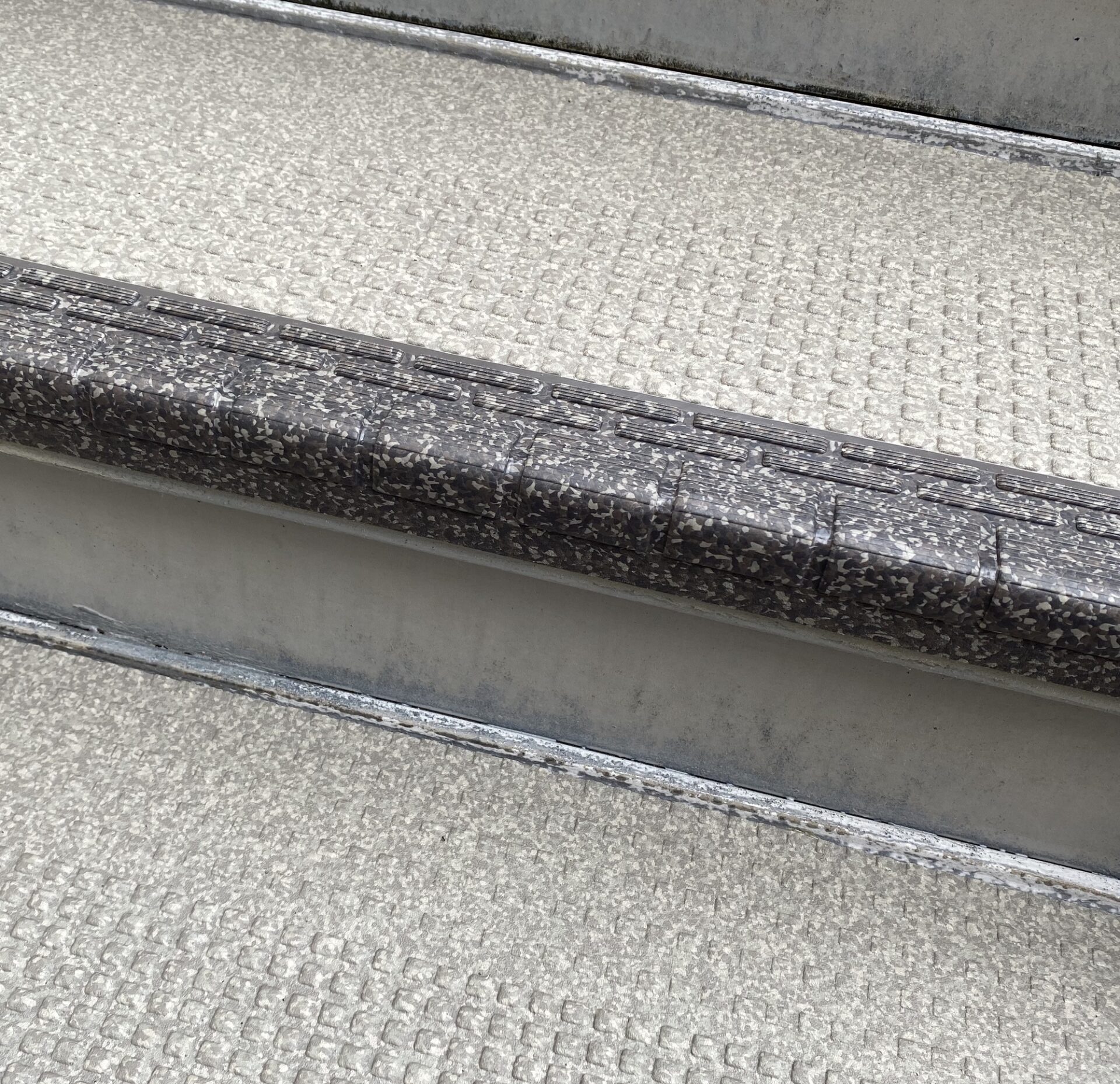 マンション廊下に防水シート工事が必要な理由