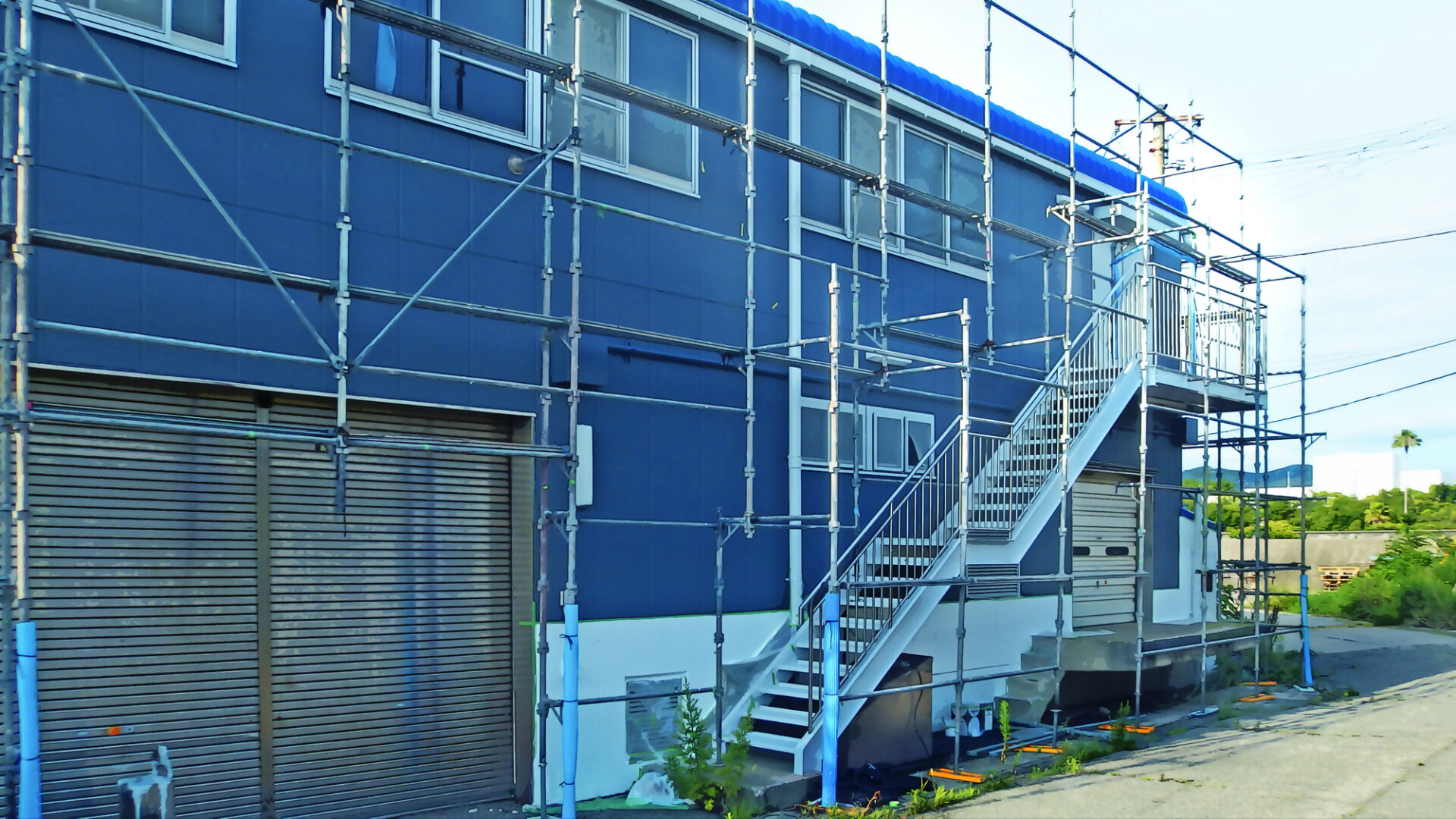 足場を組んで外壁塗装を行う工場